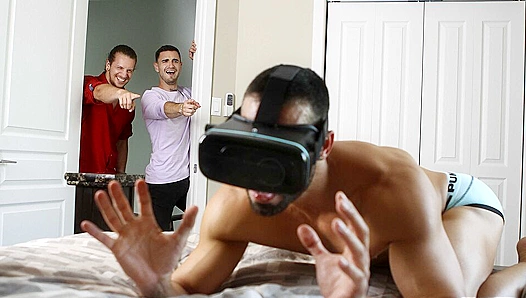 William Seed Takes D.O.s Tight Virgin Ass in Hot VR Action – GayPornHub 23+