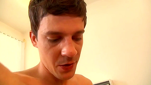Julian Tomlinson Gags on Huge Cock in Steamy Bareback Ride – GayPornX 18+