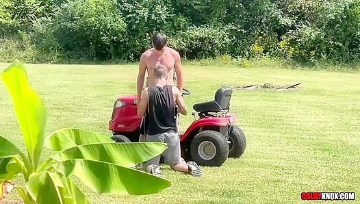 Finn August Devours Colby Knox Bareback Outdoors – Lawn Jock Heat 18+