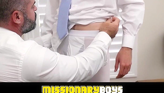 Older Stud Ecstatic as He Catches Huge Load – MissionaryBoys 18+