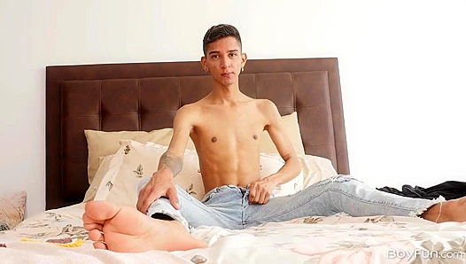 Spread Open Solo: Nicolas Greys Steaming Hot Self-Pleasure Ride – BoyFun