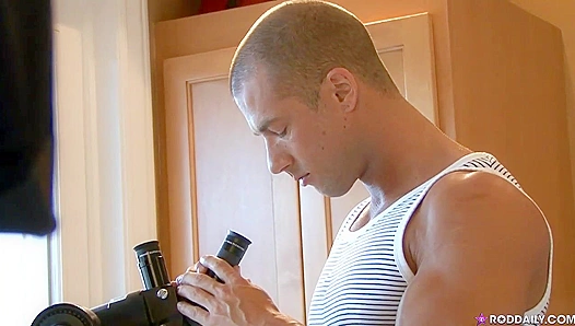 Rod Daily Flexes Hard in Steamy Solo Workout Session – OnTheSet 18+