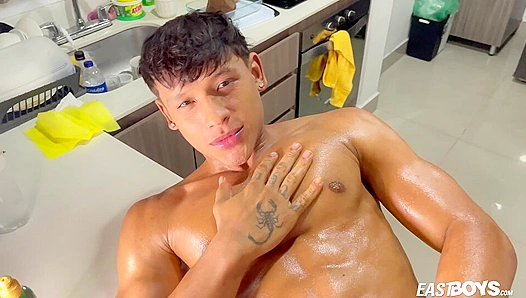 Pretty Boy Damond Teases EastCoast Guys With Irresistible Charm – 18+
