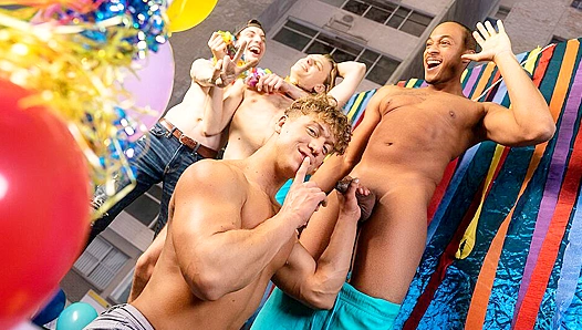 Trent King Takes Felix Fox Hard: Steamy Interracial Action – GayPornX 18+