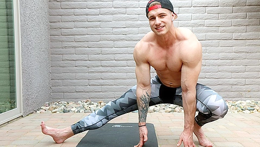 Juggling Hot Loads Bulging Muscle – Jonny Pitt Goes Wild – GayHoopla 18+