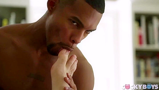 Jacen Justin Devour Each Others Feet Before Passionate Oral Action – GayFetish 18+