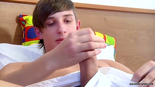 Kevin Ateahs Hot Solo Show: Soccer Thighs Smooth Skin Turn On – PurePerf 18+