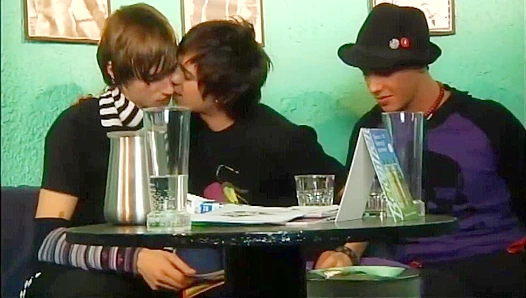 Stephen Blakes Edgy Emo Energy Sparks a Steamy Three-Way – GayXXX