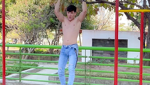 Muscle God Robin Zanders Blasts Huge Oily Load – EastBoys 18+