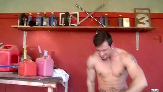 Stranded Horny: Steamy Pit Stop Leads to Wild Bareback Ride – GayXXX 18+