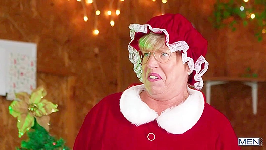 Santas Helper Seduced: StepDaddy Cake Claims Naughty Elf Benny – Hot Xmas Scene