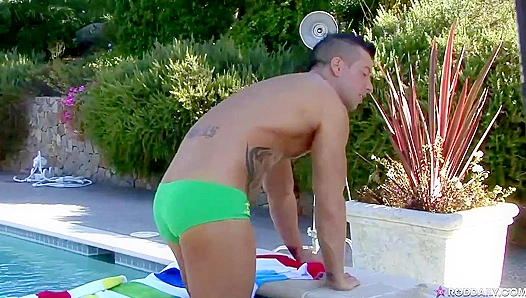 Rod Daily Flashes His Thick Curve Outdoors – Hot Behind-the-Scenes Action – 18+