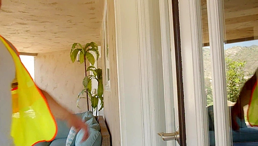 Deep-Throating the Spark: Massive Rod Stretches Electricians Gag Reflex – 18+GayPorn