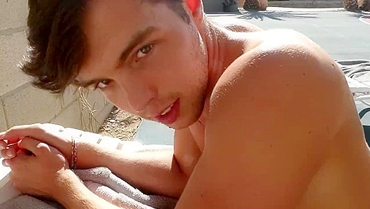 Massive Hunk Flexes His Throbbing Veined Meat – MachoMusculosos 18+