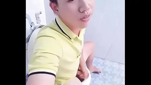 Hot Office Affair: Young Asian Submissive Sucks Bosss Cock at Noon –
