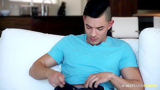Ethan Slade Seduces Hunky Mover Jackson Traynor – Neighbors Only Get Closer When Horny –