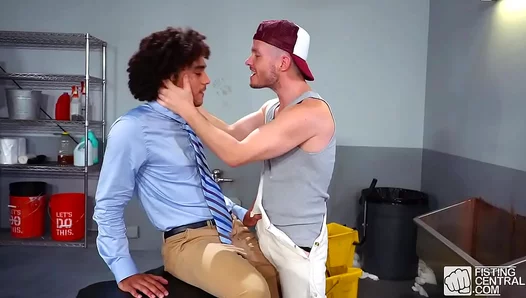 Oiled Eager: Hairy Bear Takes Gloved Fist Like a Pro – GayPornXL 18+