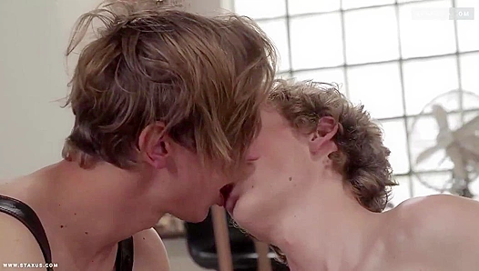 John Hardy Timmy Williams Dive Into Steamy Twink gangbang Action – 18+