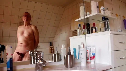 Hard Solo Act: Naked German Guy Jerks Off While Playing with Eggs – Xclusive Clisps