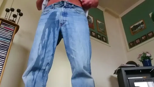 Roger Virre Lets Go in Hot Amateur Piss Play – NaughtyLads 18+