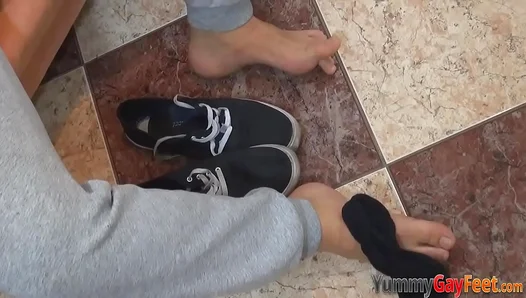Muscle Stud Devours Stinky Soles While Jacking His Throbbing Dick – Hot Solo Play