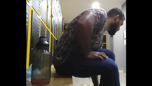 Big Bear Unleashed: Steaming Solo Session in the Locker Room – HotGayMasturbate