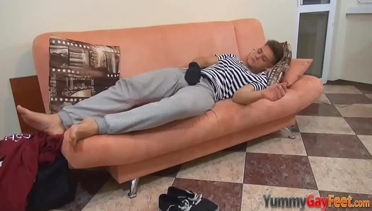 Hot Solo Stud JERKS OFF SPURTS ALL OVER HIS FEET – Dirty Foot Fixation