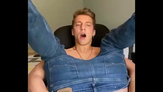 Finger-Banging Himself Raw: Solo Ride Gets Steaming Hot – GayPornFun 18+