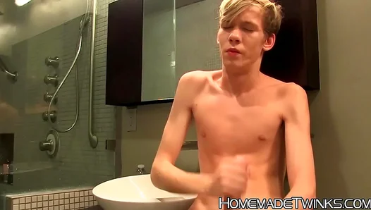Tyler Thayers Hot Solo Show: Juggles His Thick Hard Cock at Home – 18+