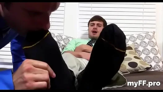 Craving Thick Toes? This Muscle Hunk Sucks Licks Them Raw – GayFetish 18+