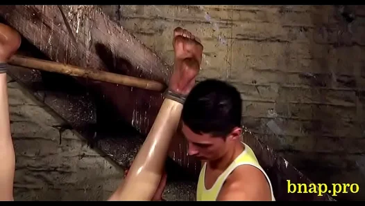 Dominant Top Takes Control with Steamy BDSM Rope Action – 18+