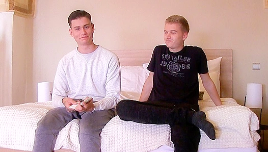 Czech Fire: Horny Amateurs Ignite in Steaming Bareback Threeway – XXX Gay