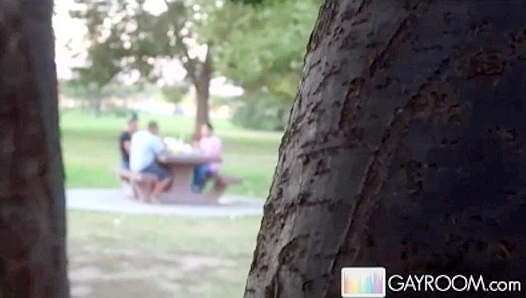 Muscle Mystery Man Jerks Off in Secret Park Hideout – Steamy Gay Voyeur Footage