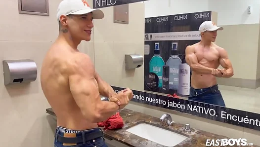John Biancos Ripped Body Revealed: Steamy 18+ Flexing Session – TinyGays