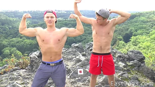 Biceps Bulge During Steamy Summer Handjobs – Muscle Action heats up – GayAdventures 18+