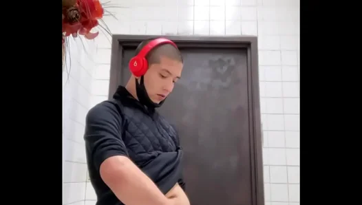 Quick Blowjob Thrills: Dude Jizzes Hard in Public Restroom – 18+