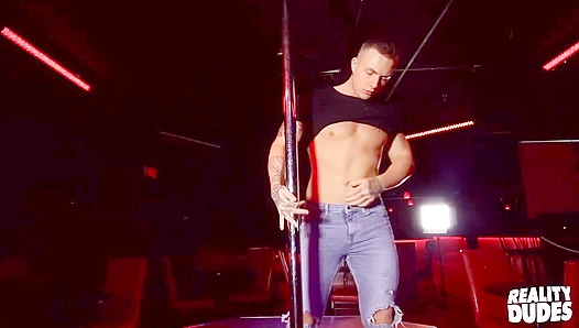 Theo Ross Strips Naked: Hot Ripped Body Revealed Until Fully Hard – RealityDudes
