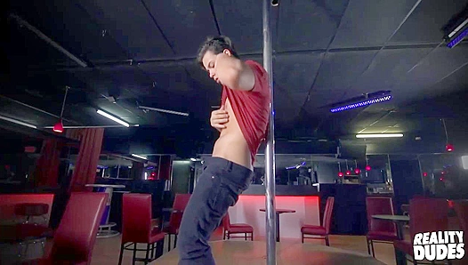 Philippes Steamy Solo Striptease: A Horny Display You Cant Miss – RealityDudes