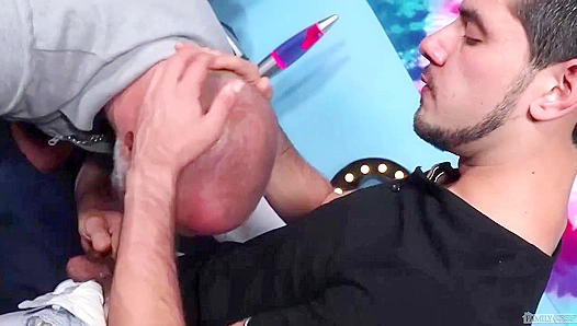 Big Muscle Bear Teases Young Aiden While StepMoms Away – BbWGayTV 18+
