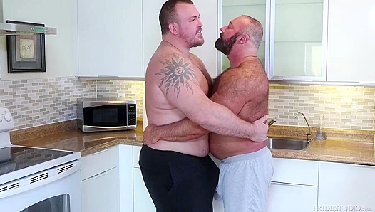 Big Bears Collide: Brad Hunter Goes Raw in Steamy Bareback Encounter – GayPornHub
